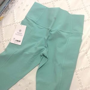 Athleta salutation stash pocket II 7/8 tight